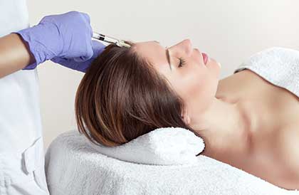 Mujer haciéndose mesoterapia en el cuero cabelludo