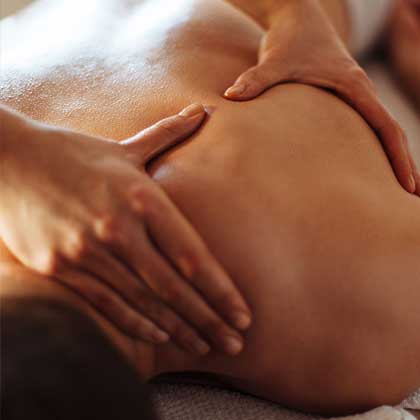 Aplicación de masaje en la espalda a un hombre